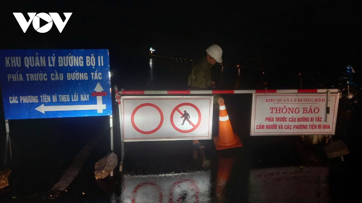 Đảm bảo an toàn giao thông qua đoạn ngập lụt, sạt lở tại quảng bình, quảng trị hình ảnh 2 Dam bao an toan giao thong qua doan ngap lut, sat lo tai quang binh, quang tri hinh anh 2
