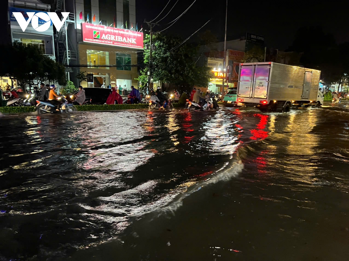 Mưa lớn gần 2 tiếng đồng hồ, nhiều tuyến đường ở Cần Thơ ngập sâu