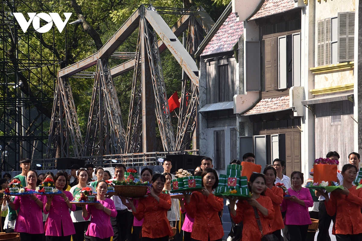 man trinh dien hoanh trang cua 8.000 nguoi trong ngay hoi van hoa vi hoa binh hinh anh 9