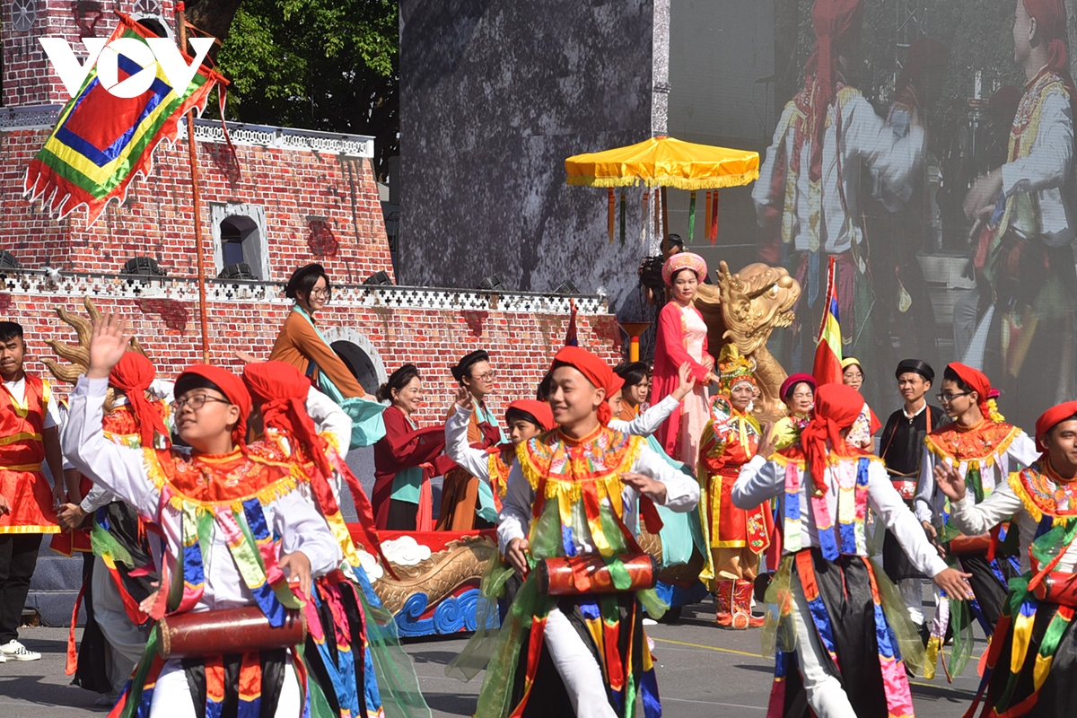 man trinh dien hoanh trang cua 8.000 nguoi trong ngay hoi van hoa vi hoa binh hinh anh 3