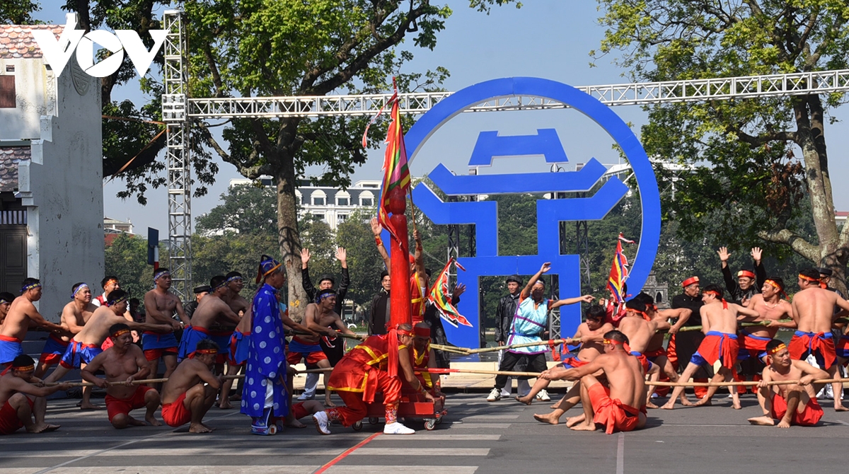 man trinh dien hoanh trang cua 8.000 nguoi trong ngay hoi van hoa vi hoa binh hinh anh 4