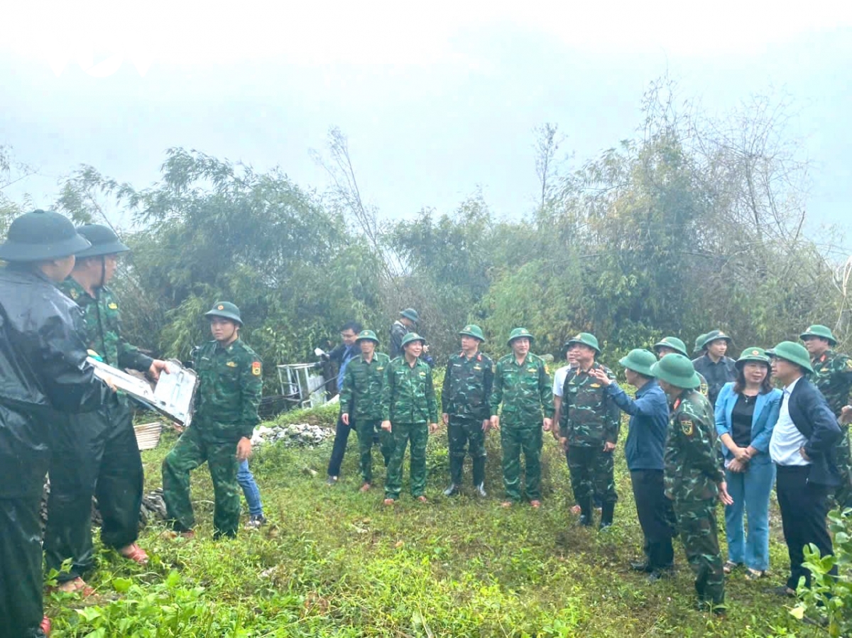 bộ tư lệnh quân khu 4 thăm các gia đình ở thừa thiên huế bị thiệt hại do bão số 6 hình ảnh 4 bo tu lenh quan khu 4 tham cac gia dinh o thua thien hue bi thiet hai do bao so 6 hinh anh 4