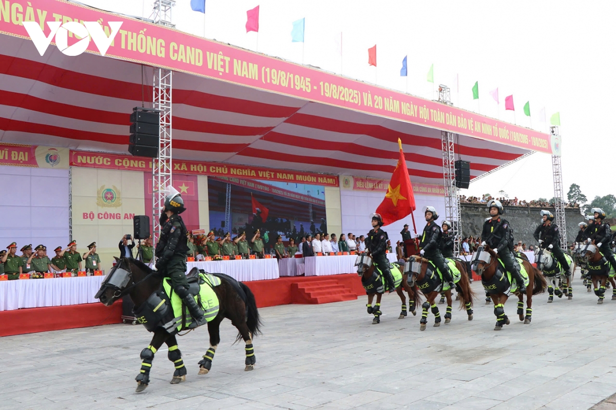 hơn 4.000 cán bộ, chiến sĩ công an biểu diễn võ thuật trước quảng trường ngọ môn hình ảnh 3 hon 4.000 can bo, chien si cong an bieu dien vo thuat truoc quang truong ngo mon hinh anh 3