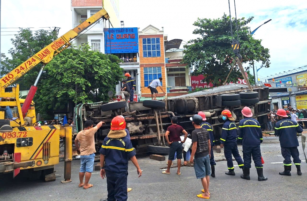 xe cho dam go lat nghieng o quy nhon lam 3 nguoi di duong tu vong hinh anh 4