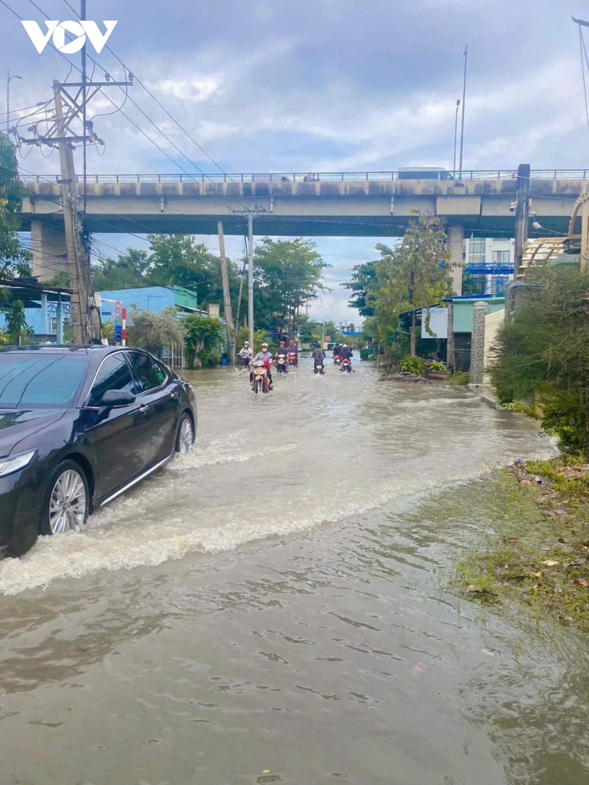 Tiền Giang: Không xử lý kịp thời đoạn đê vỡ, triều cường gây ngập sâu nhiều nơi