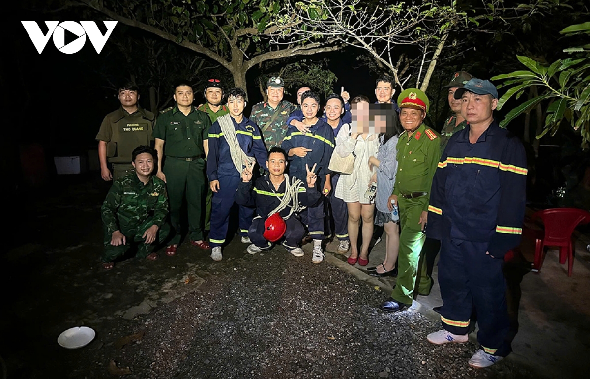 tim thay hai nu du khach di lac tai ban dao son tra, Da nang hinh anh 3