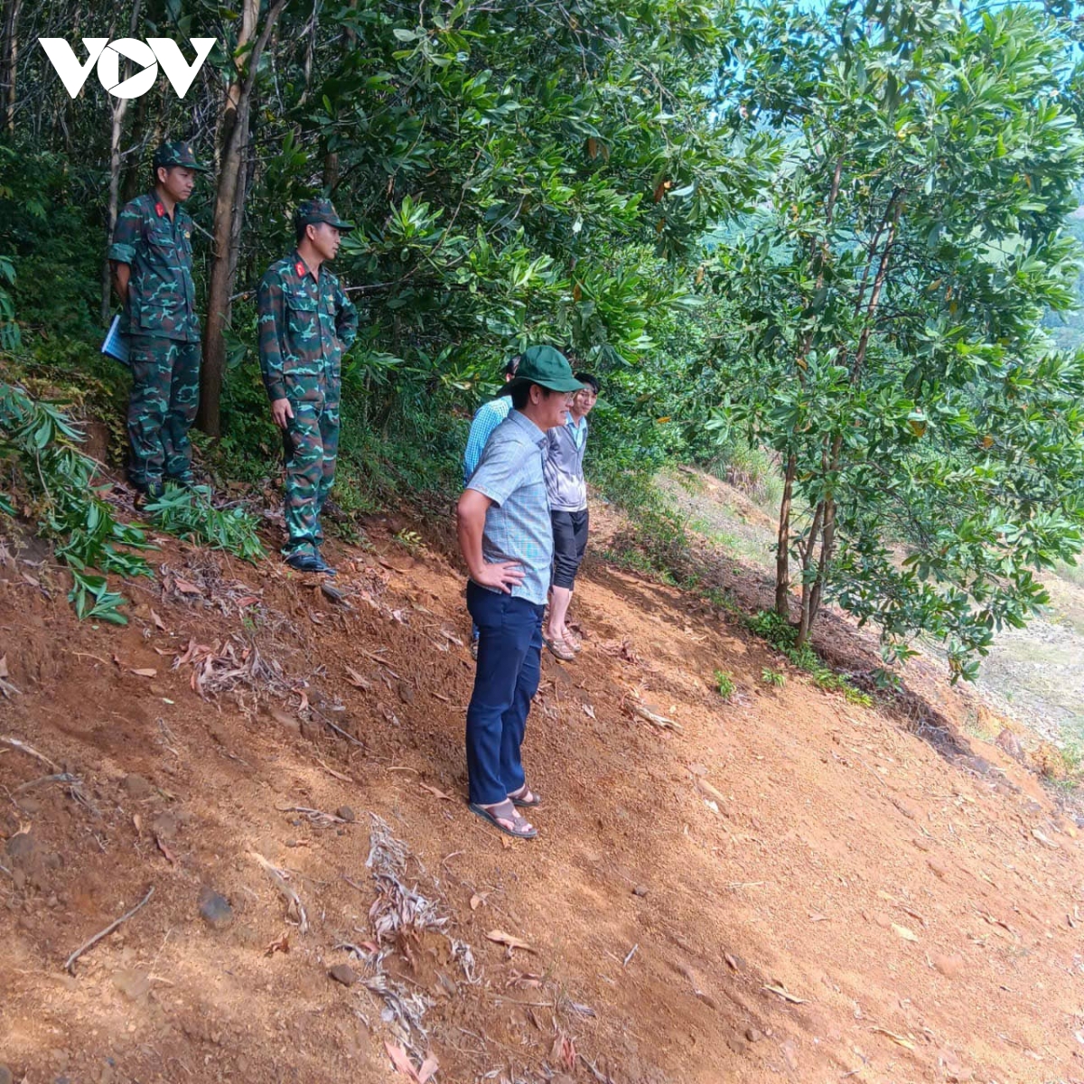 tường nhà nứt, sụt lún, nhiều hộ dân miền núi quảng nam phải sơ tán để tránh bão hình ảnh 5 tuong nha nut, sut lun, nhieu ho dan mien nui quang nam phai so tan de tranh bao hinh anh 5