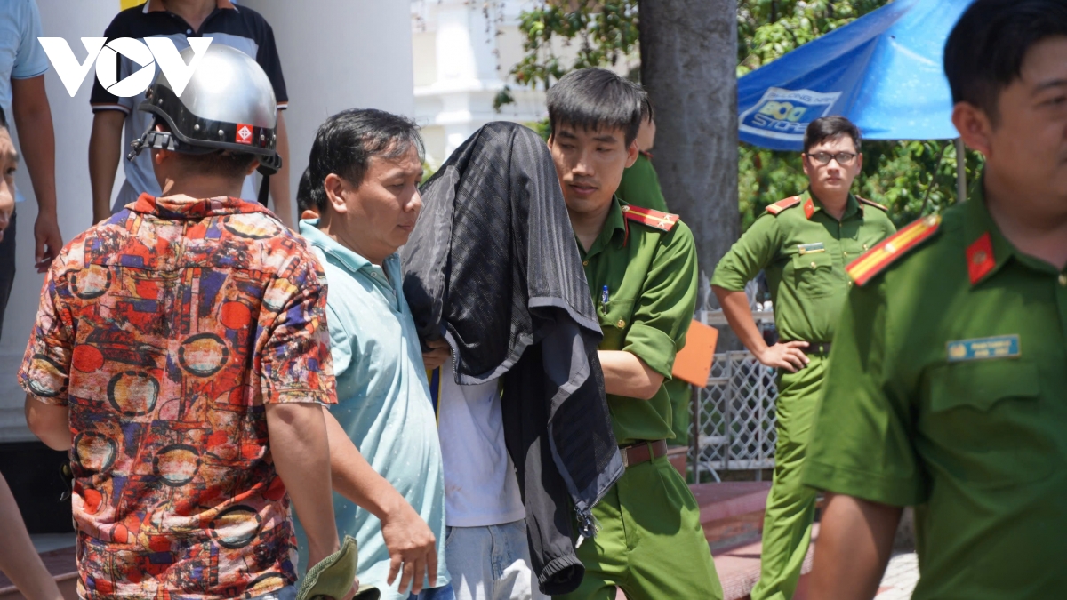 giải cứu nam sinh đòi nhảy lầu tự vẫn vì chuyện tình cảm hình ảnh 2 giai cuu nam sinh doi nhay lau tu van vi chuyen tinh cam hinh anh 2