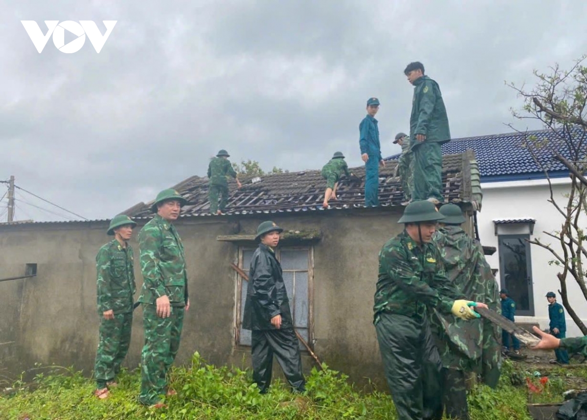 bộ tư lệnh quân khu 4 thăm các gia đình ở thừa thiên huế bị thiệt hại do bão số 6 hình ảnh 1 bo tu lenh quan khu 4 tham cac gia dinh o thua thien hue bi thiet hai do bao so 6 hinh anh 1