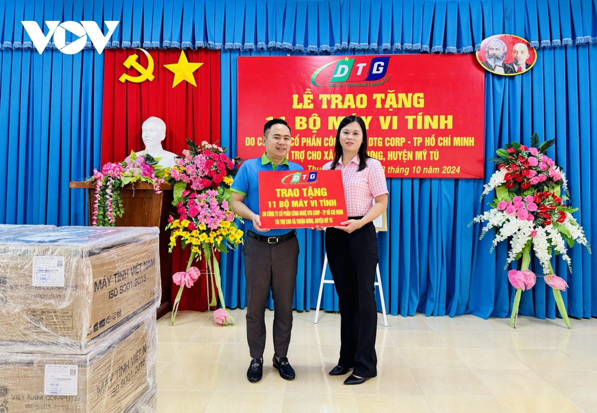 tặng máy vi tính thực hiện công tác chuyển đổi số cho xã có đông đồng bào dtts hình ảnh 1 tang may vi tinh thuc hien cong tac chuyen doi so cho xa co dong dong bao dtts hinh anh 1
