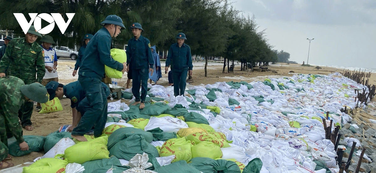 bí thư tỉnh ủy thừa thiên huế kiểm tra, chỉ đạo ứng phó bão số 6 hình ảnh 2 bi thu tinh uy thua thien hue kiem tra, chi dao ung pho bao so 6 hinh anh 2