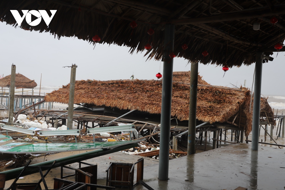 thị trấn lăng cô, thừa thiên huế nhà tốc mái, cây gãy đổ la liệt vì bão số 6 hình ảnh 4 thi tran lang co, thua thien hue nha toc mai, cay gay do la liet vi bao so 6 hinh anh 4