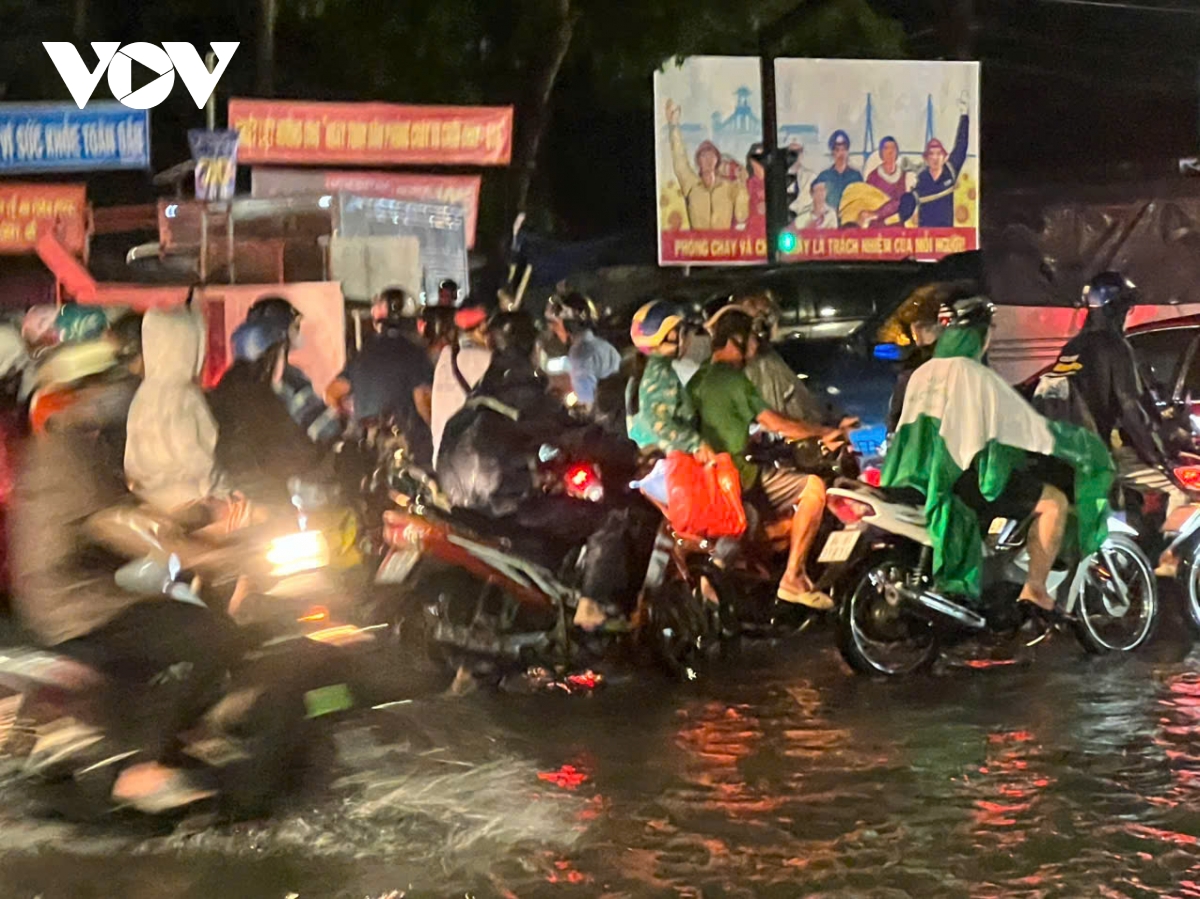 mưa lớn gần 2 tiếng đồng hồ, nhiều tuyến đường ở cần thơ ngập sâu hình ảnh 3 mua lon gan 2 tieng dong ho, nhieu tuyen duong o can tho ngap sau hinh anh 3