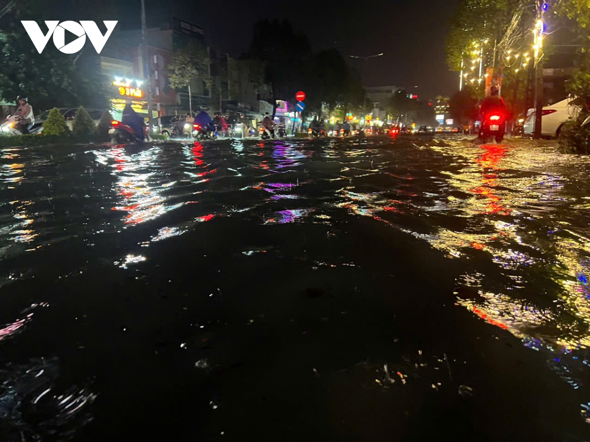 mưa lớn gần 2 tiếng đồng hồ, nhiều tuyến đường ở cần thơ ngập sâu hình ảnh 4 mua lon gan 2 tieng dong ho, nhieu tuyen duong o can tho ngap sau hinh anh 4