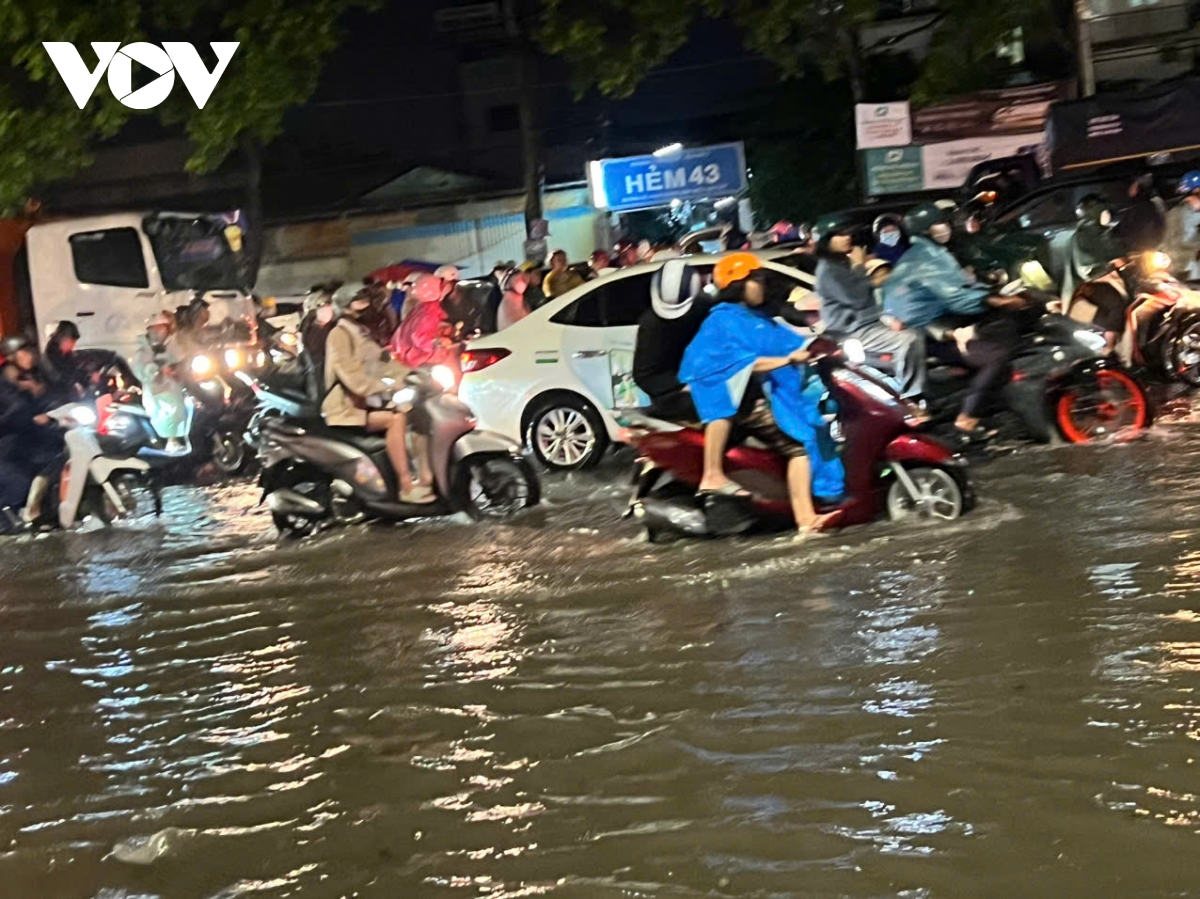 mưa lớn gần 2 tiếng đồng hồ, nhiều tuyến đường ở cần thơ ngập sâu hình ảnh 5 mua lon gan 2 tieng dong ho, nhieu tuyen duong o can tho ngap sau hinh anh 5