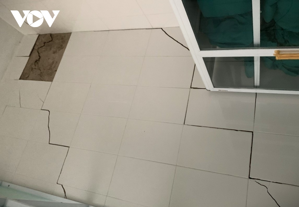 tường nhà nứt, sụt lún, nhiều hộ dân miền núi quảng nam phải sơ tán để tránh bão hình ảnh 1 tuong nha nut, sut lun, nhieu ho dan mien nui quang nam phai so tan de tranh bao hinh anh 1