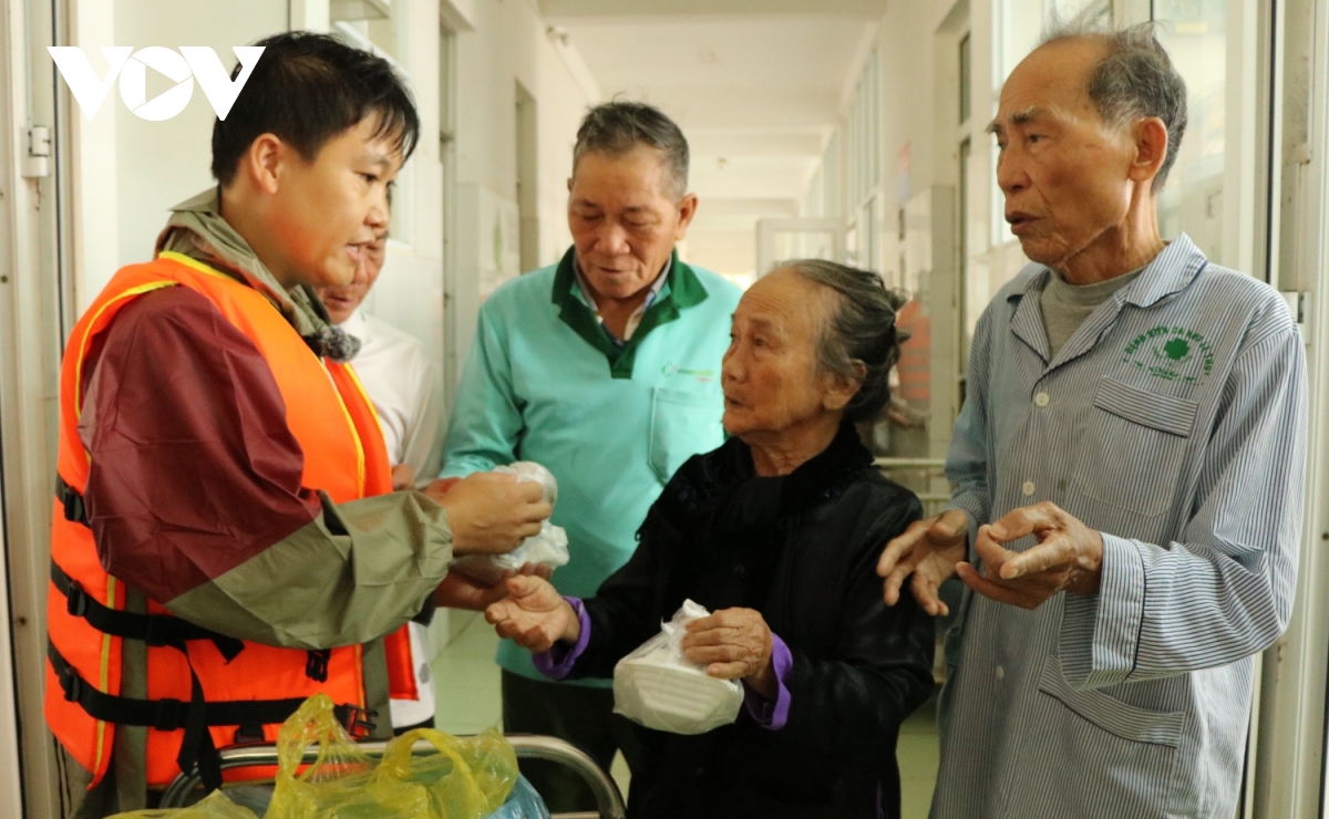 vượt lũ mang cơm đến bệnh viện hình ảnh 10 vuot lu mang com den benh vien hinh anh 10