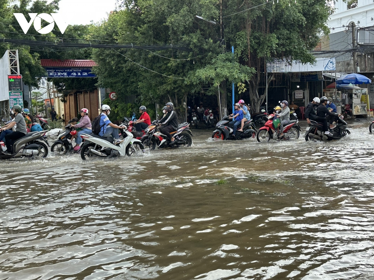 trieu cuong xuong nhung nguoi dan van bi bom ngay dau tuan hinh anh 2