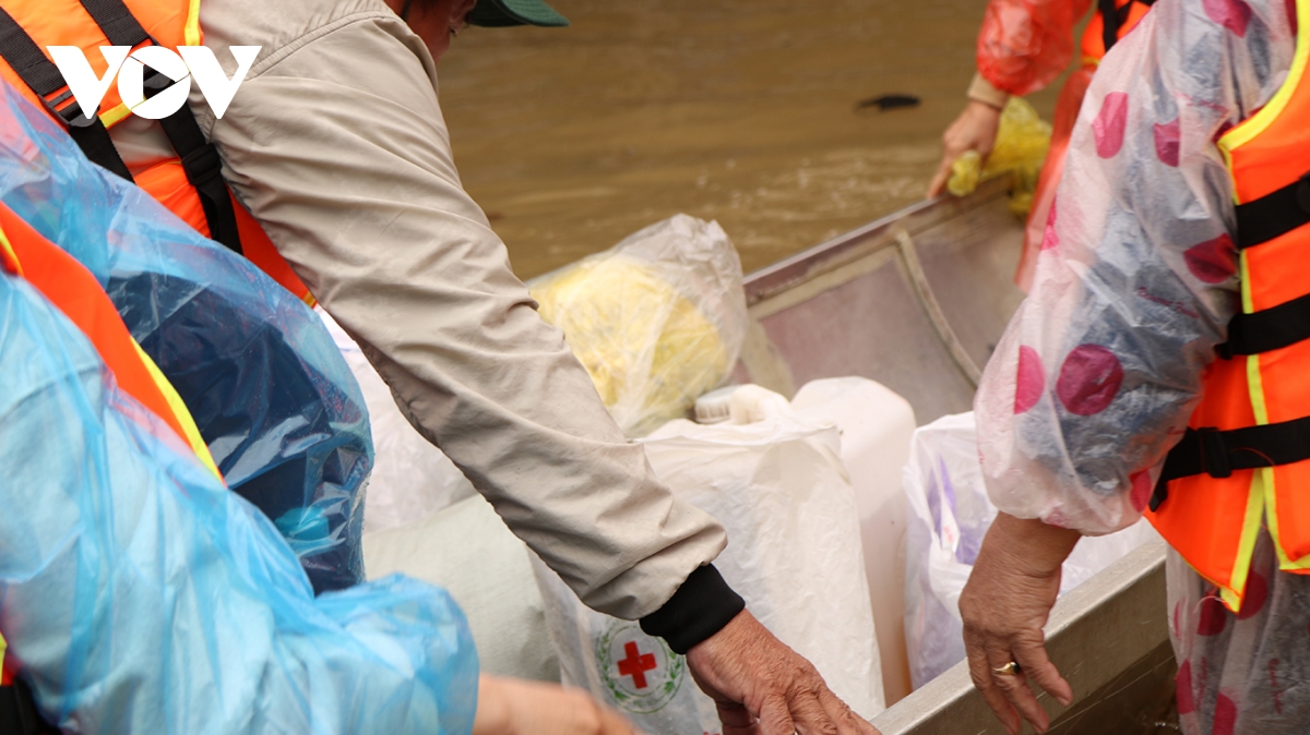 khẩn trương tiếp cận, hỗ trợ bà con vùng lũ quảng bình hình ảnh 2 khan truong tiep can, ho tro ba con vung lu quang binh hinh anh 2