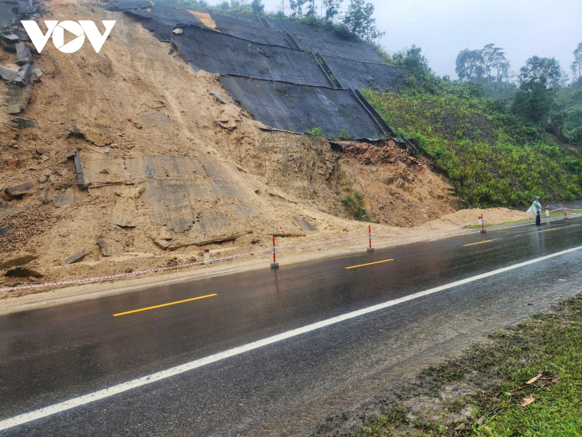 xuyên đêm khắc phục sạt lở trên cao tốc la sơn -hòa liên hình ảnh 1 xuyen dem khac phuc sat lo tren cao toc la son -hoa lien hinh anh 1