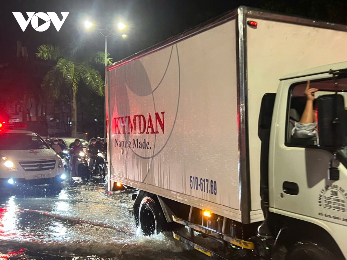 mưa lớn gần 2 tiếng đồng hồ, nhiều tuyến đường ở cần thơ ngập sâu hình ảnh 7 mua lon gan 2 tieng dong ho, nhieu tuyen duong o can tho ngap sau hinh anh 7