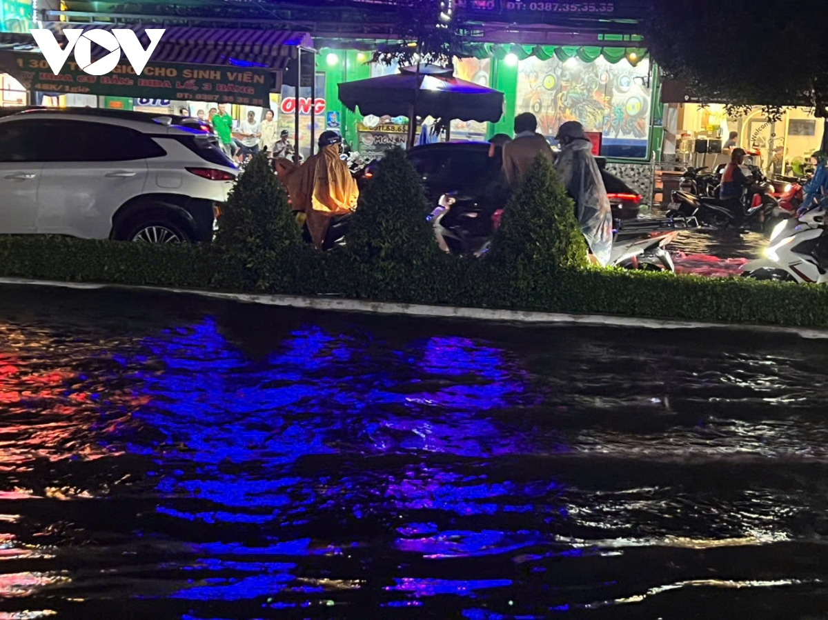 mưa lớn gần 2 tiếng đồng hồ, nhiều tuyến đường ở cần thơ ngập sâu hình ảnh 8 mua lon gan 2 tieng dong ho, nhieu tuyen duong o can tho ngap sau hinh anh 8
