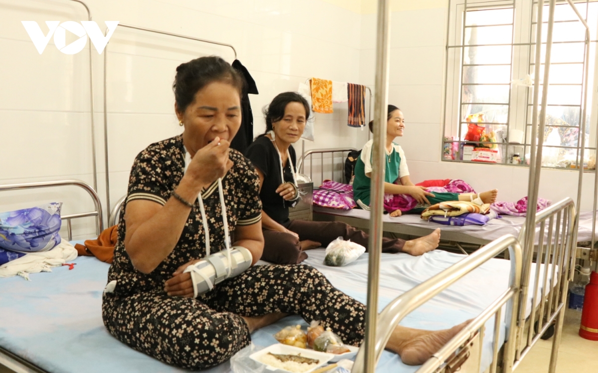 vượt lũ mang cơm đến bệnh viện hình ảnh 5 vuot lu mang com den benh vien hinh anh 5