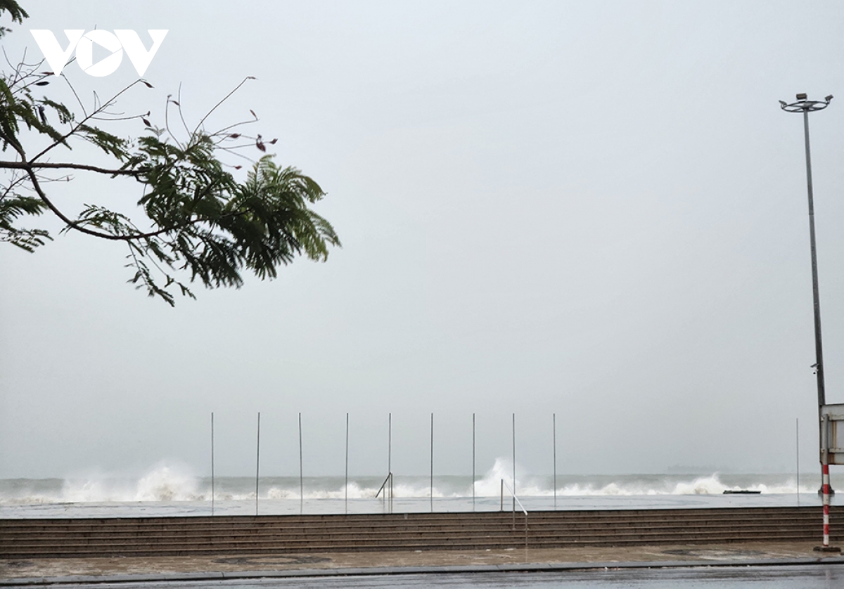 Da nang mua ca dem, song bien dang cao sat duong hinh anh 3