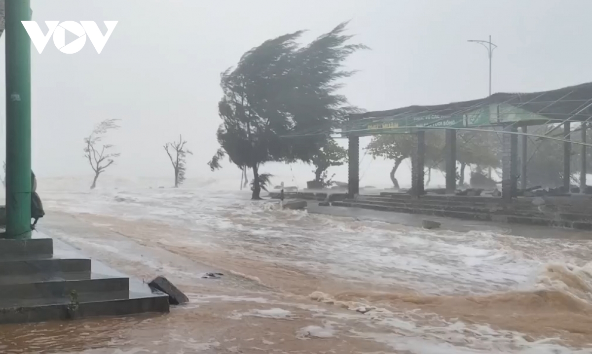 Mưa to, sóng lớn gây ngập đường và khu dân cư ở Thừa Thiên Huế