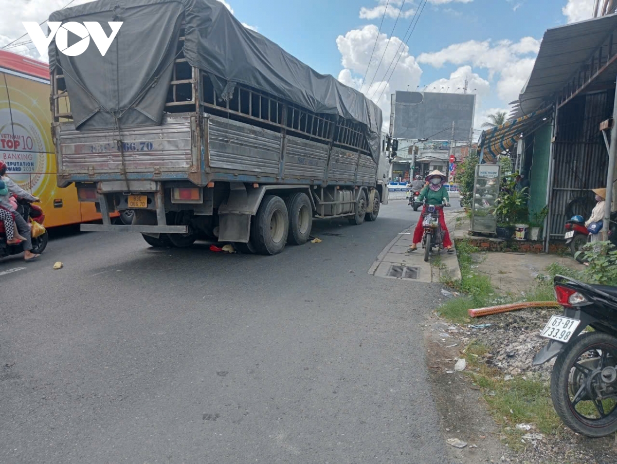 tien giang xe tai va vao mo to 2 banh, 2 nguoi tu vong hinh anh 1