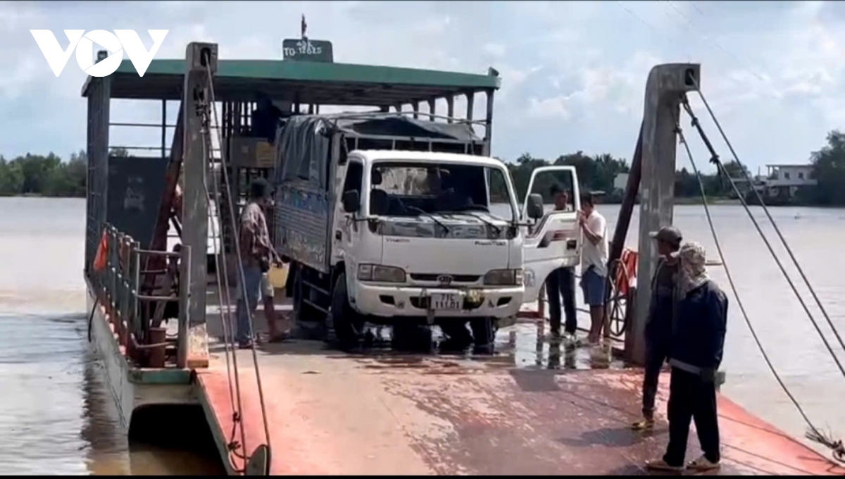 trục vớt thành công ô tô bị nạn tại bến phà tân phong - hiệp Đức hình ảnh 2 truc vot thanh cong o to bi nan tai ben pha tan phong - hiep Duc hinh anh 2