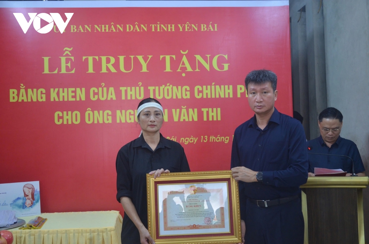 Truy tặng bằng khen cho người hy sinh tính mạng tham gia cứu nạn trong bão số 3