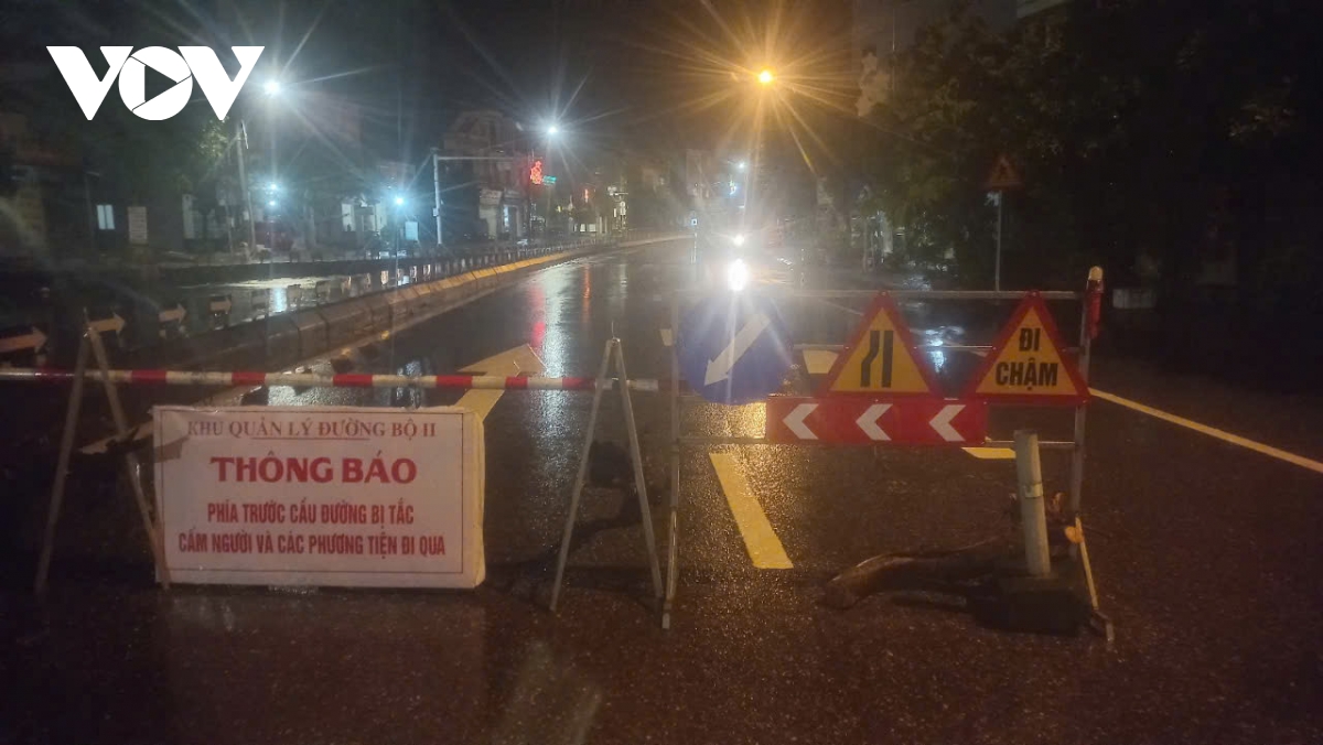 Đảm bảo an toàn giao thông qua đoạn ngập lụt, sạt lở tại quảng bình, quảng trị hình ảnh 1 Dam bao an toan giao thong qua doan ngap lut, sat lo tai quang binh, quang tri hinh anh 1