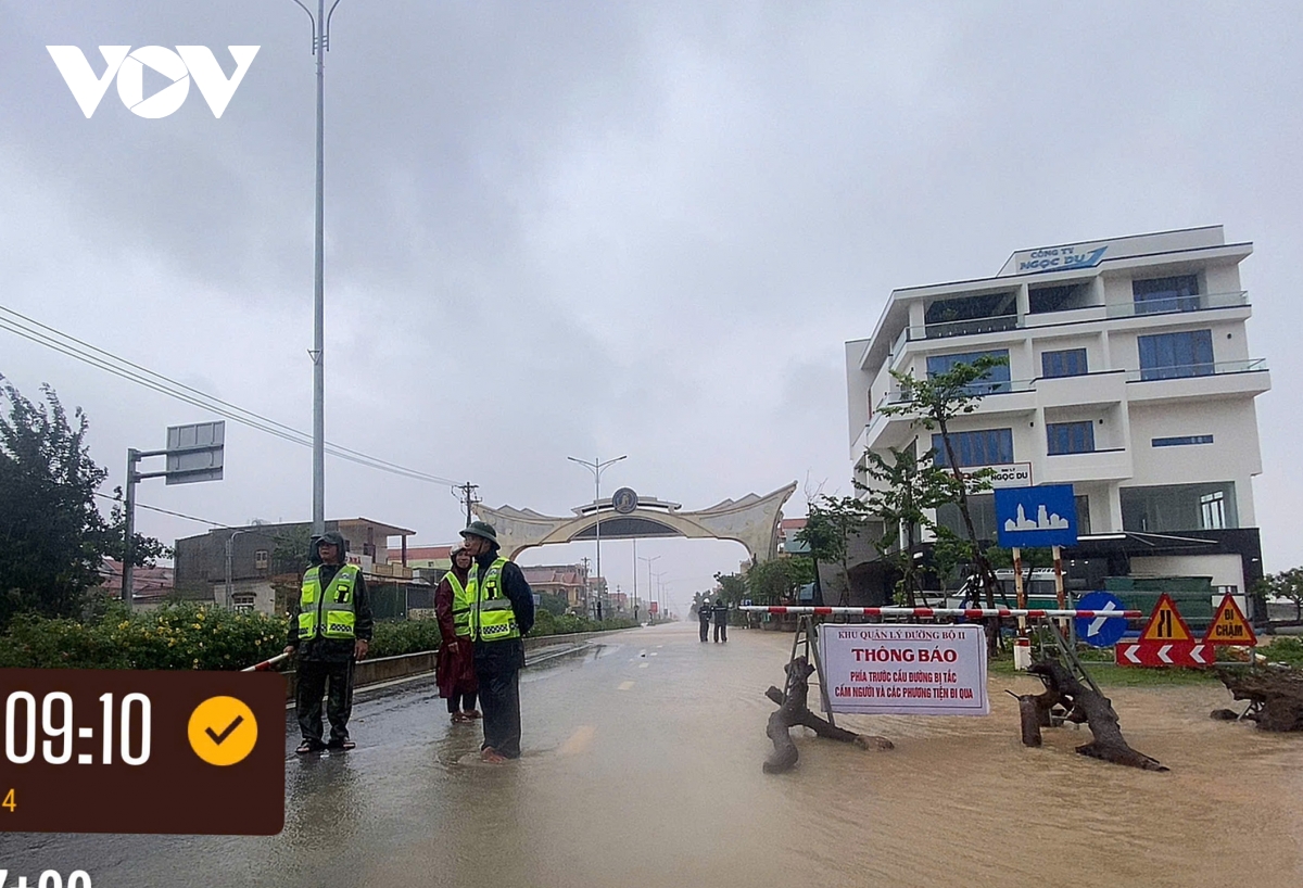 Đảm bảo an toàn giao thông qua đoạn ngập lụt, sạt lở tại quảng bình, quảng trị hình ảnh 3 Dam bao an toan giao thong qua doan ngap lut, sat lo tai quang binh, quang tri hinh anh 3