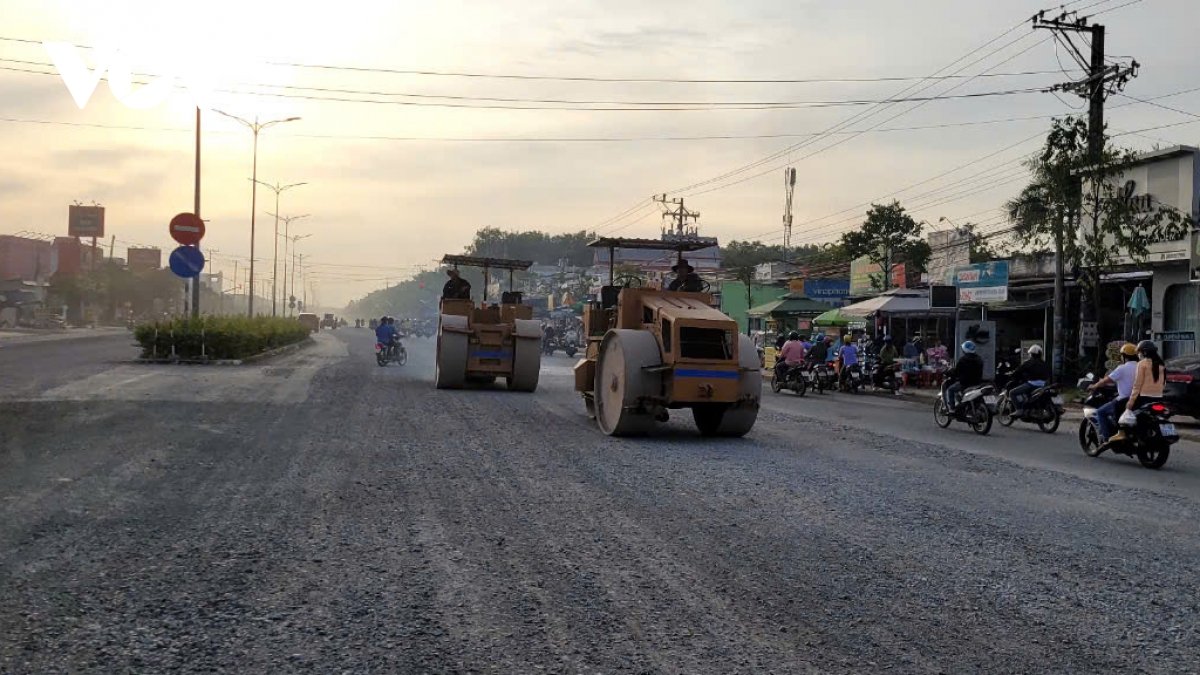 quoc lo 57b khu cn giao long - ben tre chua het ngap nuoc den bui mit mu hinh anh 1