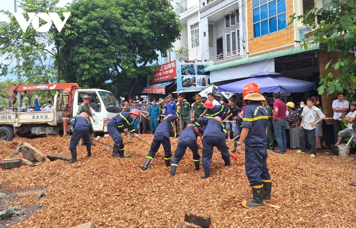 xe cho dam go lat nghieng o quy nhon lam 3 nguoi di duong tu vong hinh anh 6