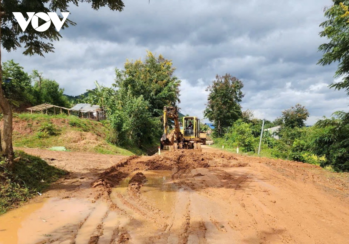 khẩn trương xử lý sạt lở trên các quốc lộ qua miền trung hình ảnh 2 khan truong xu ly sat lo tren cac quoc lo qua mien trung hinh anh 2
