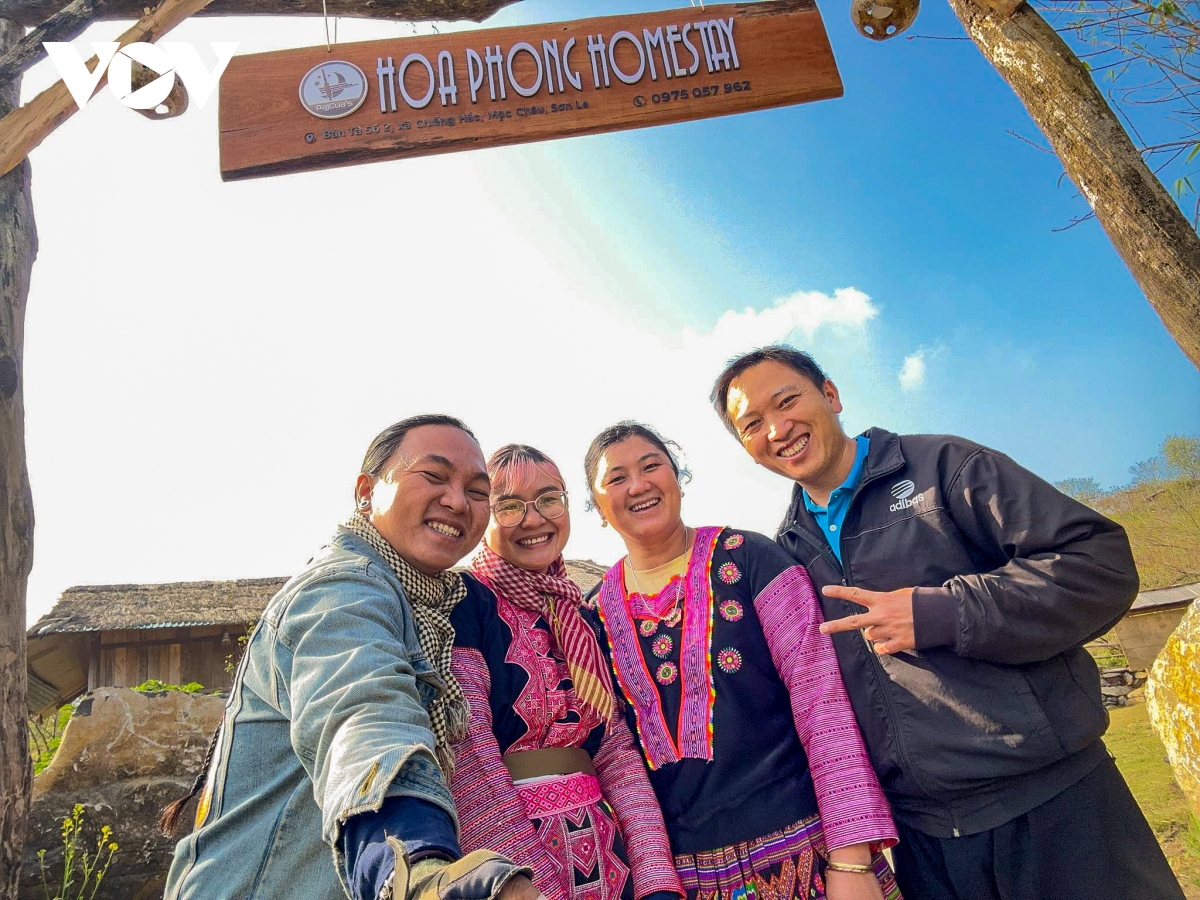 nhung ngay thanh binh cua cap doi sai gon giua nui rung ta so hinh anh 9