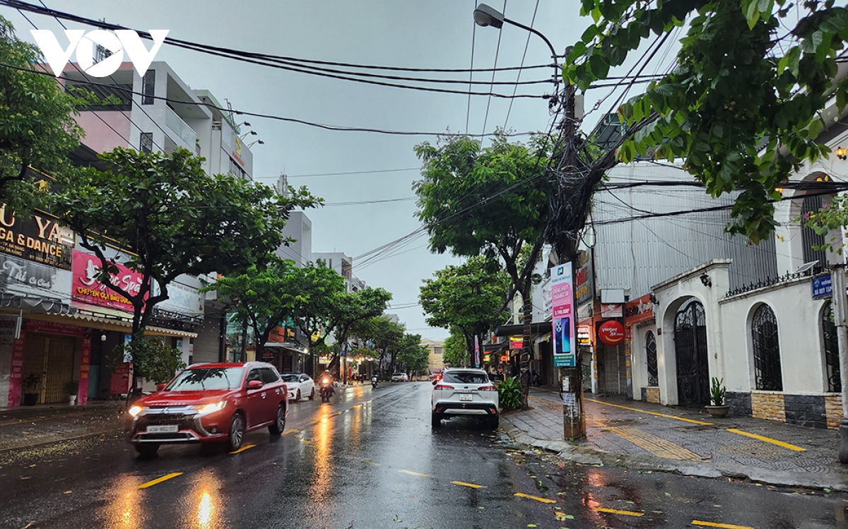Da nang mua ca dem, song bien dang cao sat duong hinh anh 2