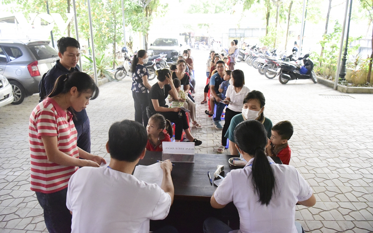 phu huynh ha noi day som dua tre di tiem vaccine phong soi hinh anh 3