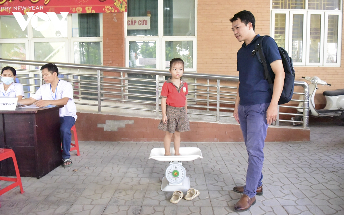 phu huynh ha noi day som dua tre di tiem vaccine phong soi hinh anh 6