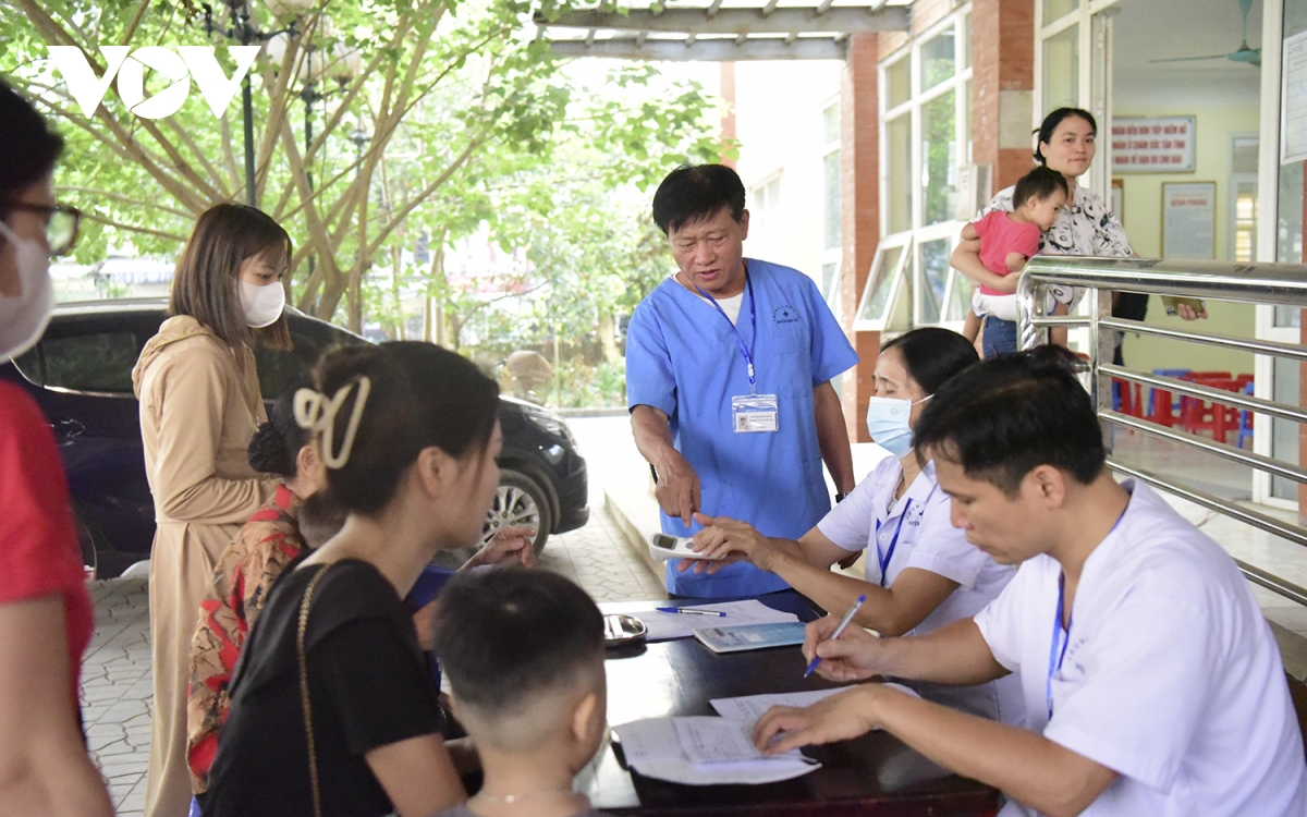 phu huynh ha noi day som dua tre di tiem vaccine phong soi hinh anh 4