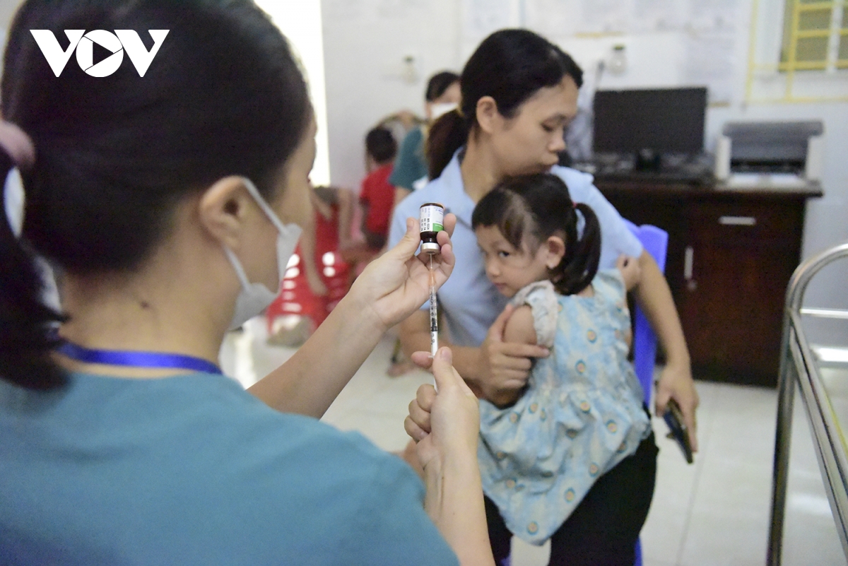 phu huynh ha noi day som dua tre di tiem vaccine phong soi hinh anh 8