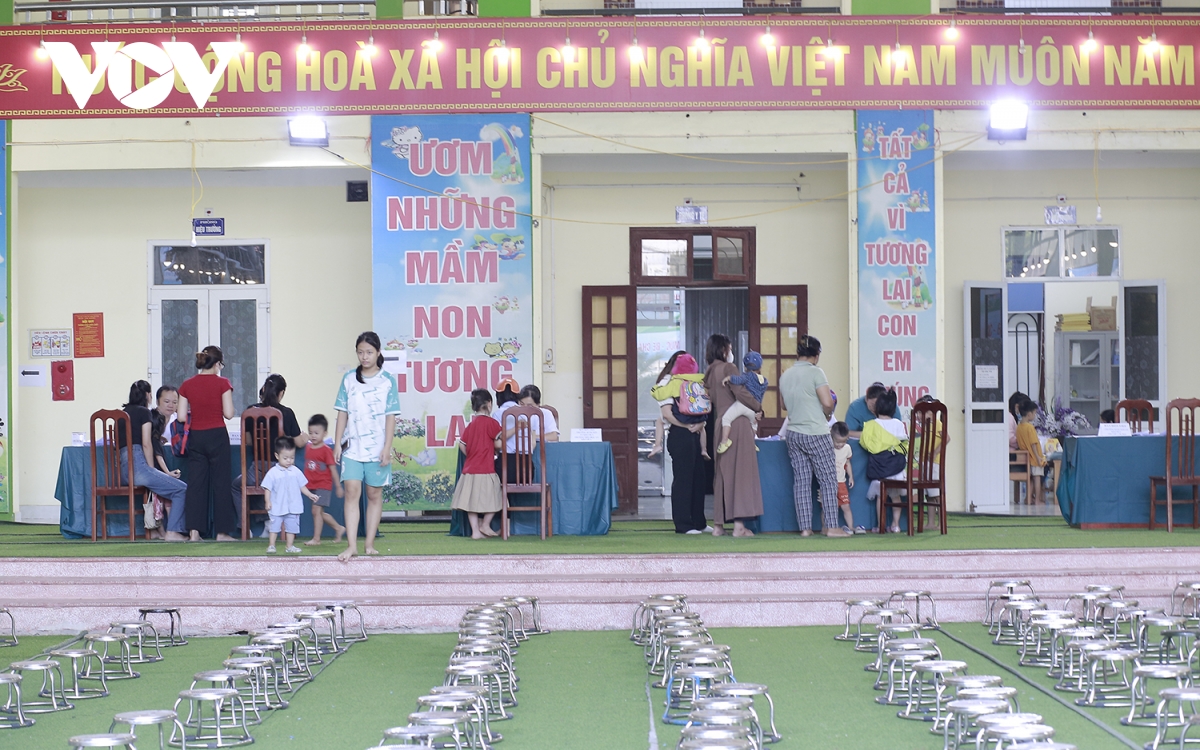 phu huynh ha noi day som dua tre di tiem vaccine phong soi hinh anh 1