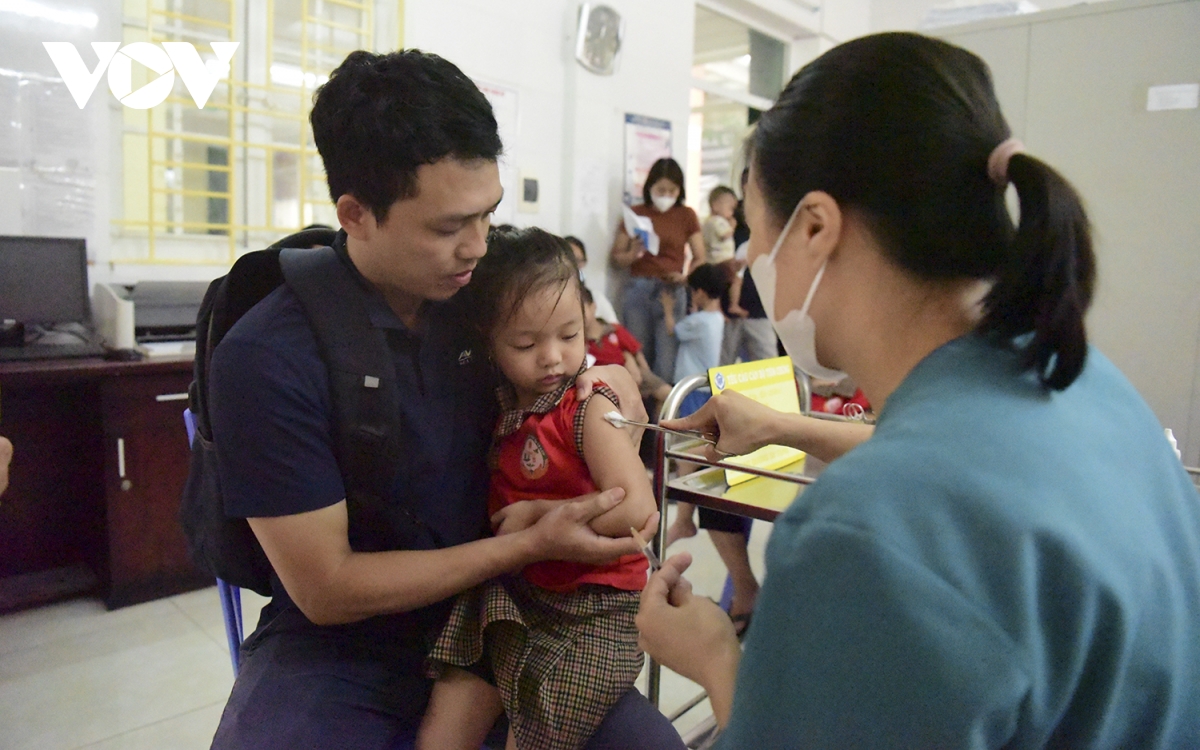 phu huynh ha noi day som dua tre di tiem vaccine phong soi hinh anh 11