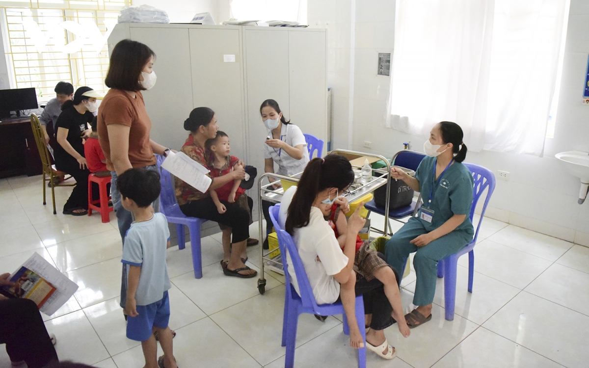 phu huynh ha noi day som dua tre di tiem vaccine phong soi hinh anh 14