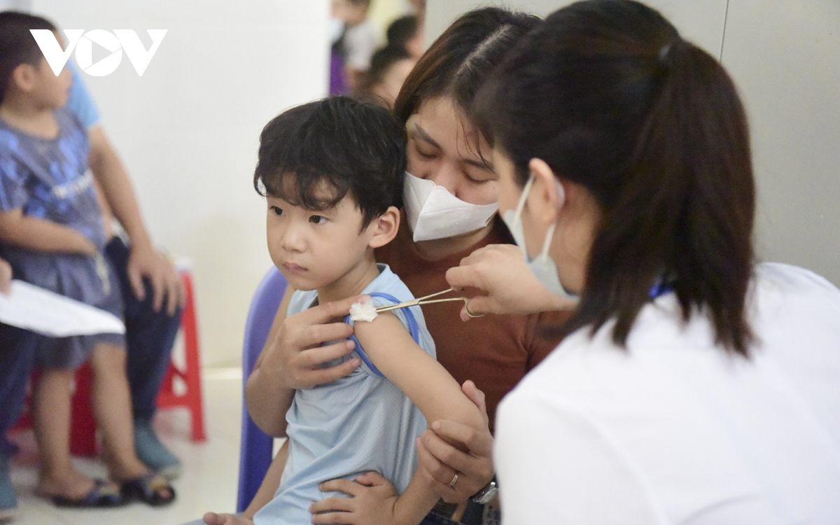 phu huynh ha noi day som dua tre di tiem vaccine phong soi hinh anh 13