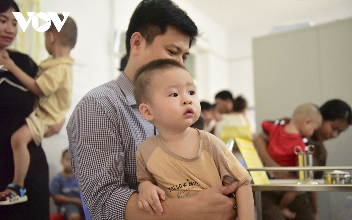 phu huynh ha noi day som dua tre di tiem vaccine phong soi hinh anh 5