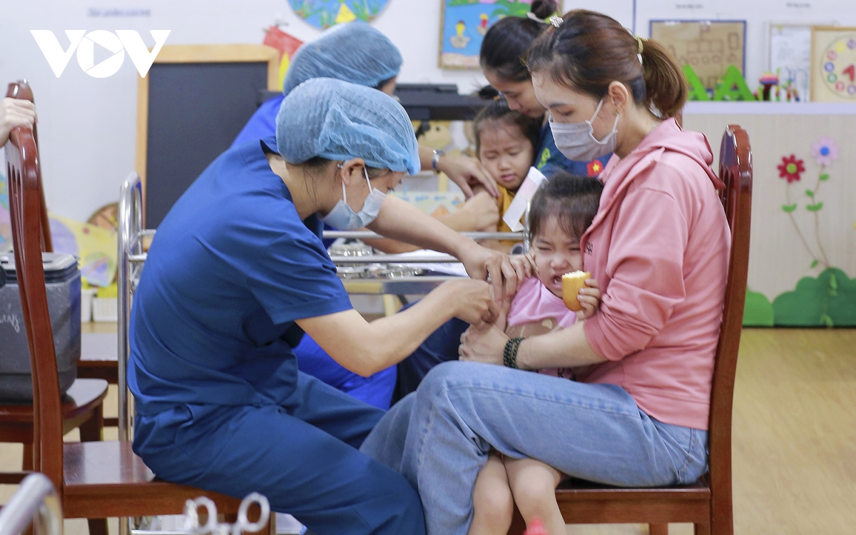 phu huynh ha noi day som dua tre di tiem vaccine phong soi hinh anh 10