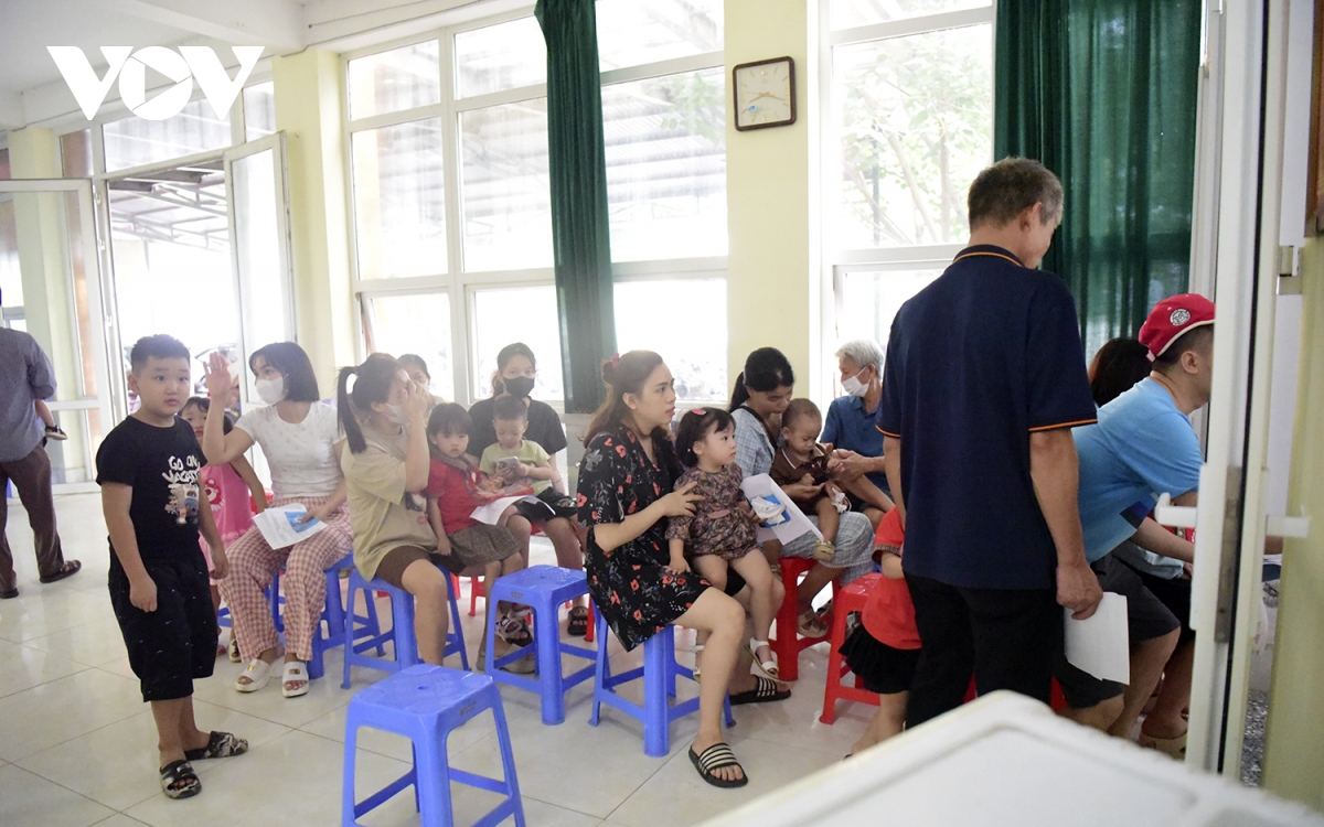 phu huynh ha noi day som dua tre di tiem vaccine phong soi hinh anh 2